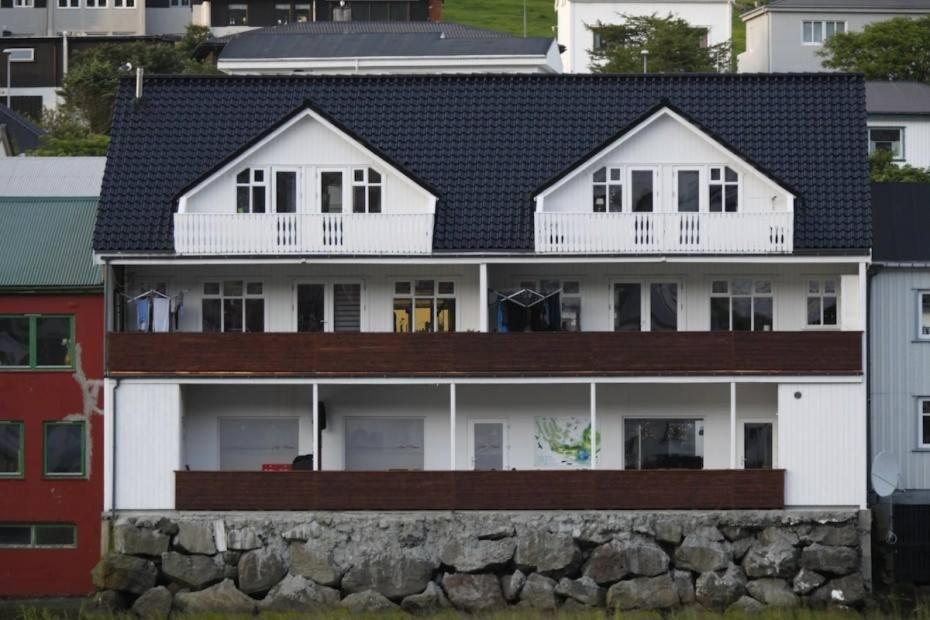 Spacious City Center Home By The Sea Klaksvík 외부 사진